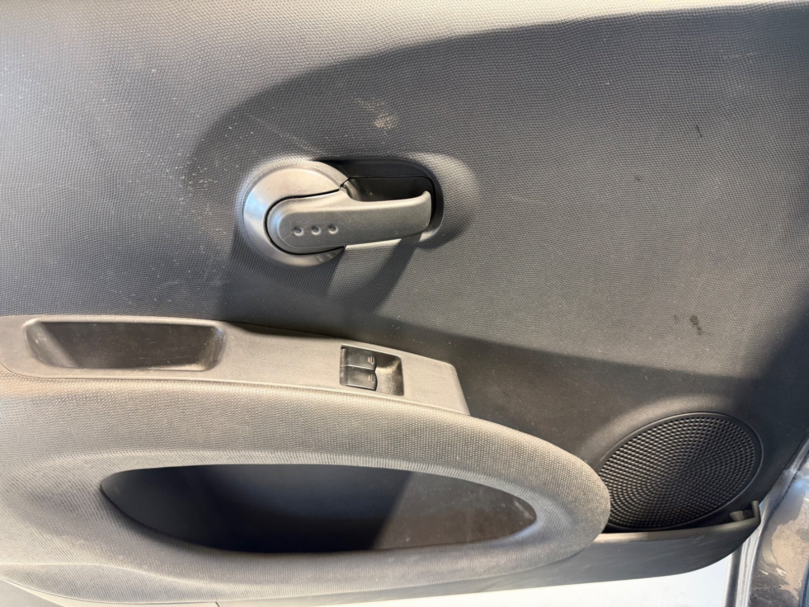 Grå Nissan Micra fra 2010