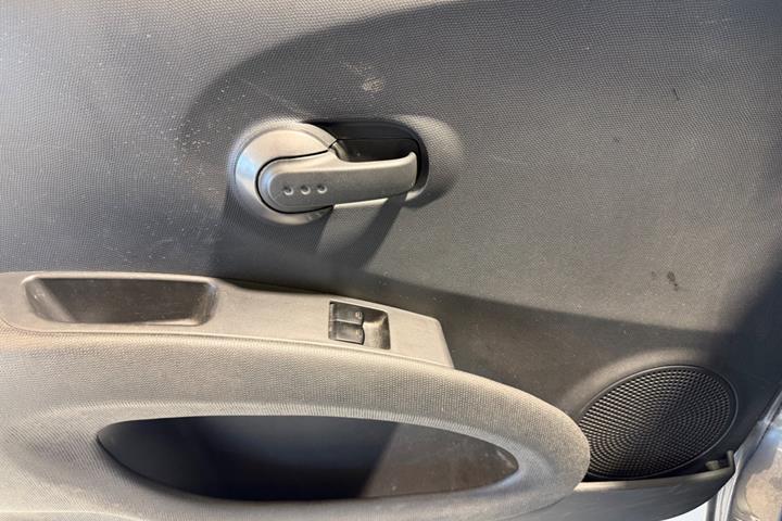 Grå Nissan Micra fra 2010