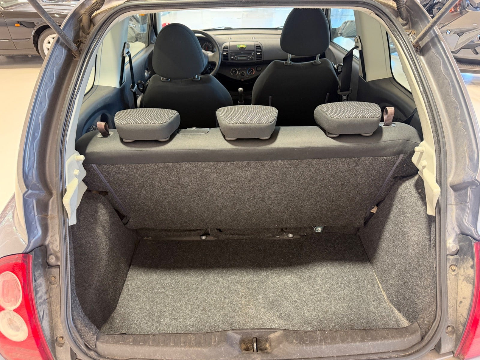 Grå Nissan Micra fra 2010