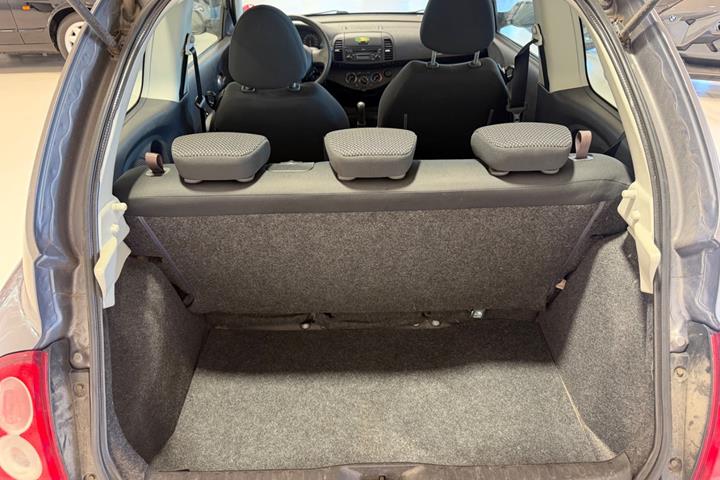Grå Nissan Micra fra 2010
