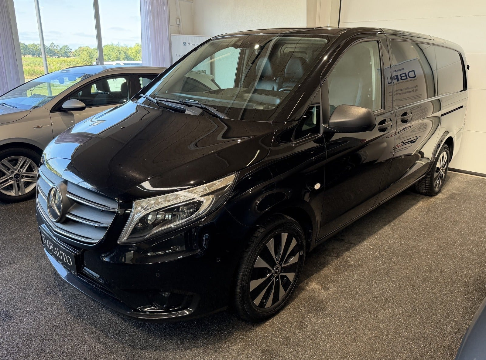 Sort Mercedes Vito 119 fra 2020