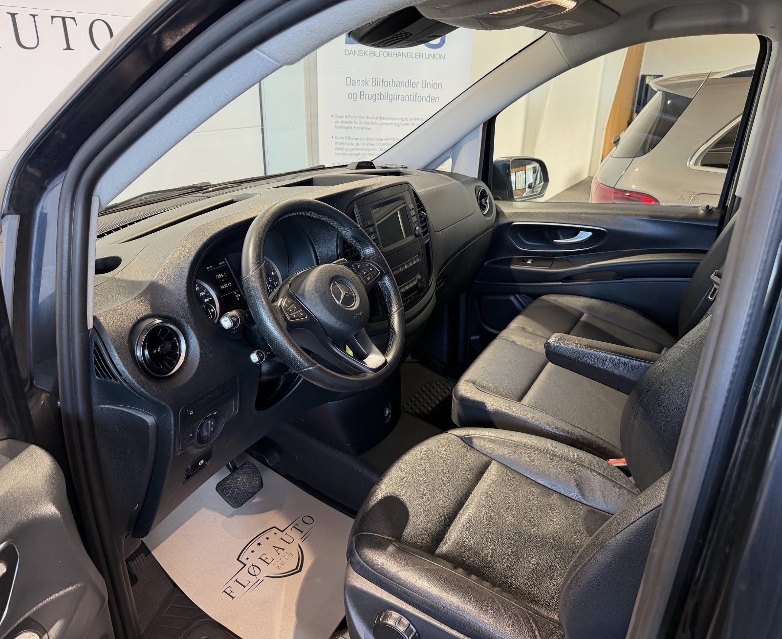Sort Mercedes Vito 119 fra 2020