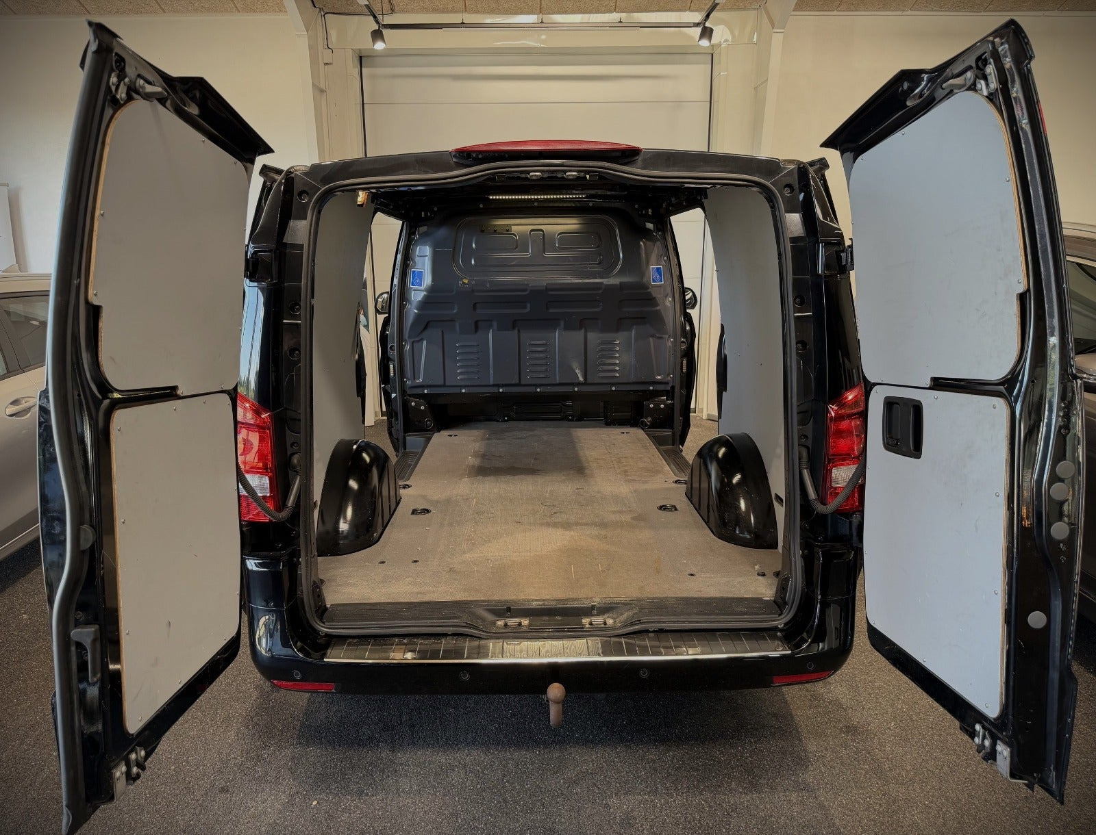 Sort Mercedes Vito 119 fra 2020