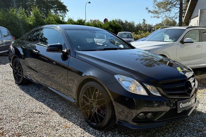 Rød Mercedes E200 fra 2011 set udefra