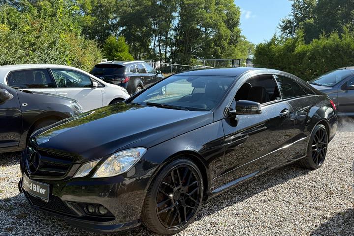 Rød Mercedes E200 fra 2011