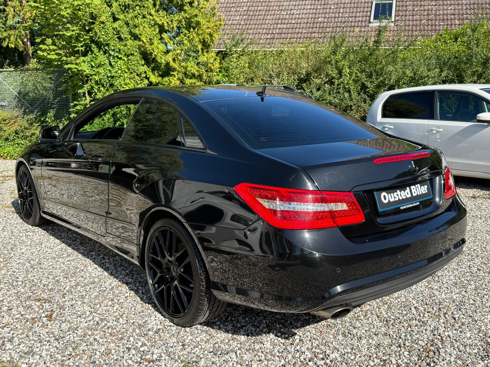 Rød Mercedes E200 fra 2011