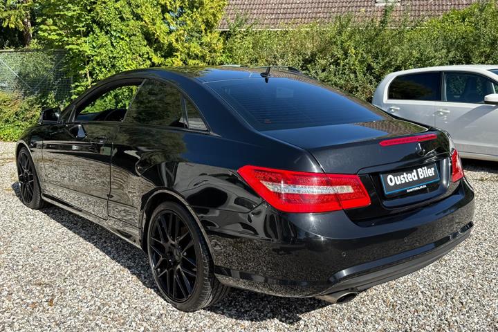 Rød Mercedes E200 fra 2011