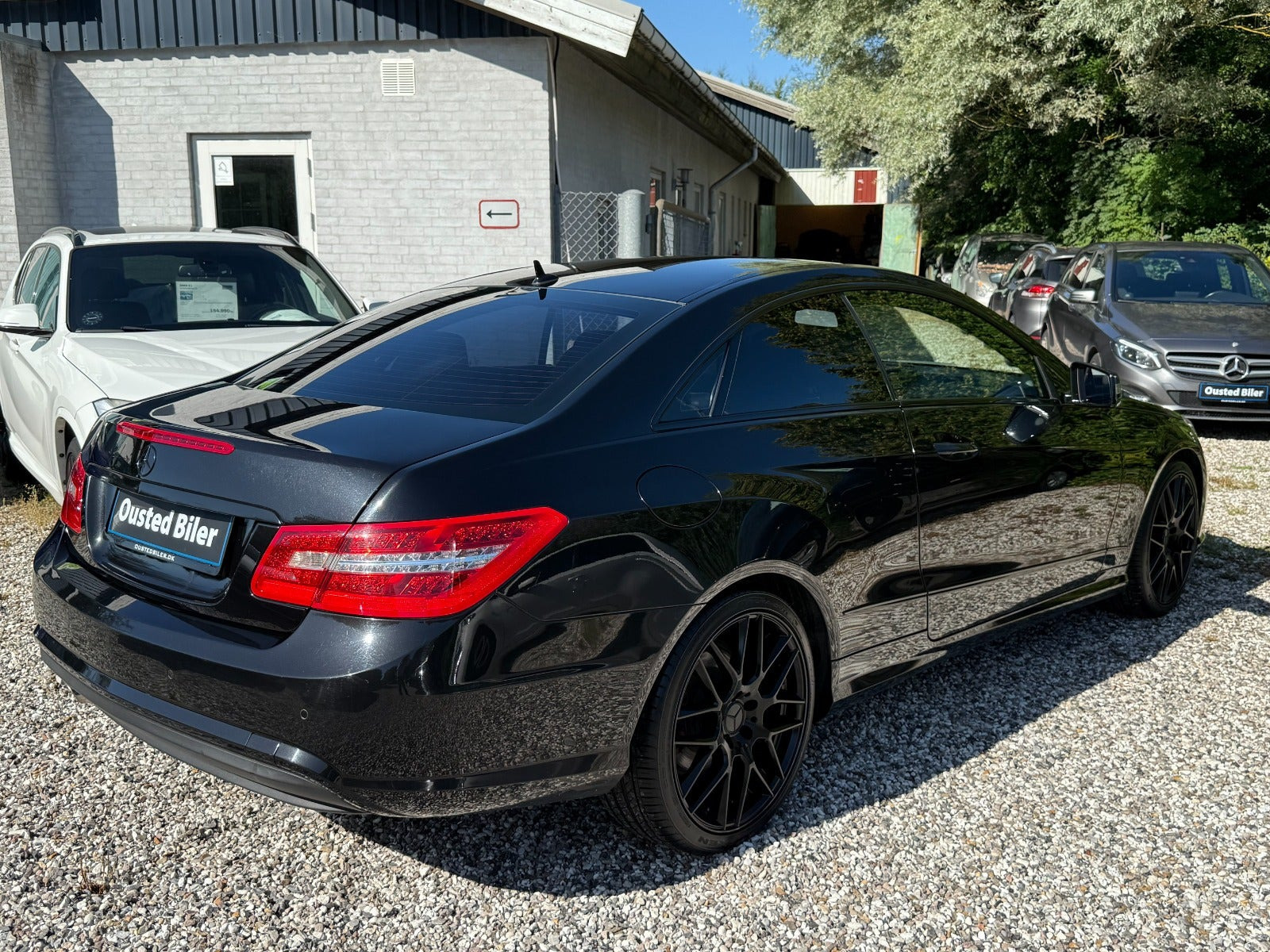 Rød Mercedes E200 fra 2011