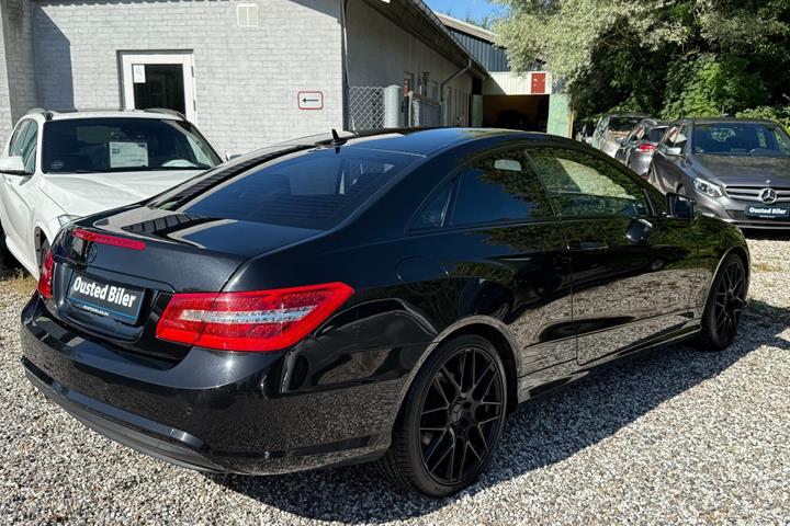 Rød Mercedes E200 fra 2011