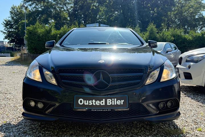 Rød Mercedes E200 fra 2011