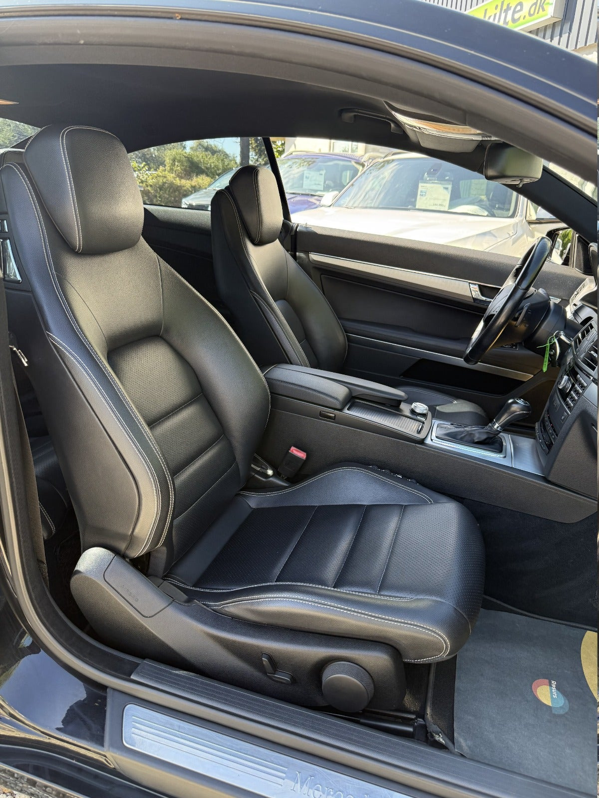 Rød Mercedes E200 fra 2011