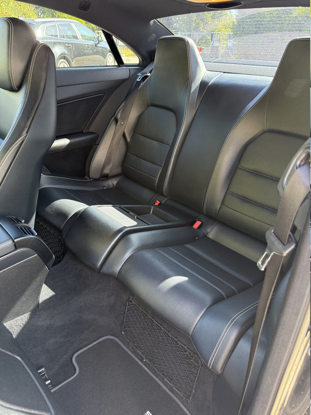 Rød Mercedes E200 fra 2011