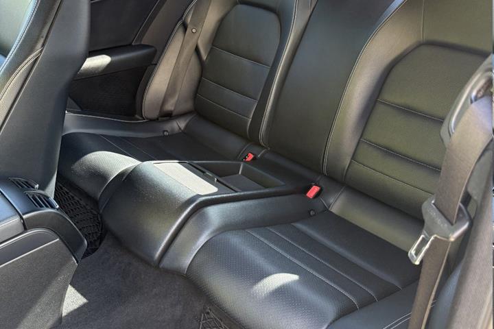 Rød Mercedes E200 fra 2011