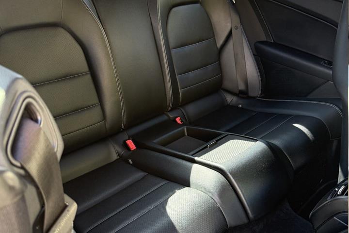 Rød Mercedes E200 fra 2011