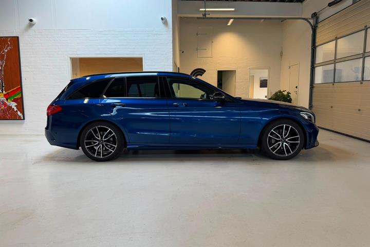 Blå Mercedes C220 d fra 2021