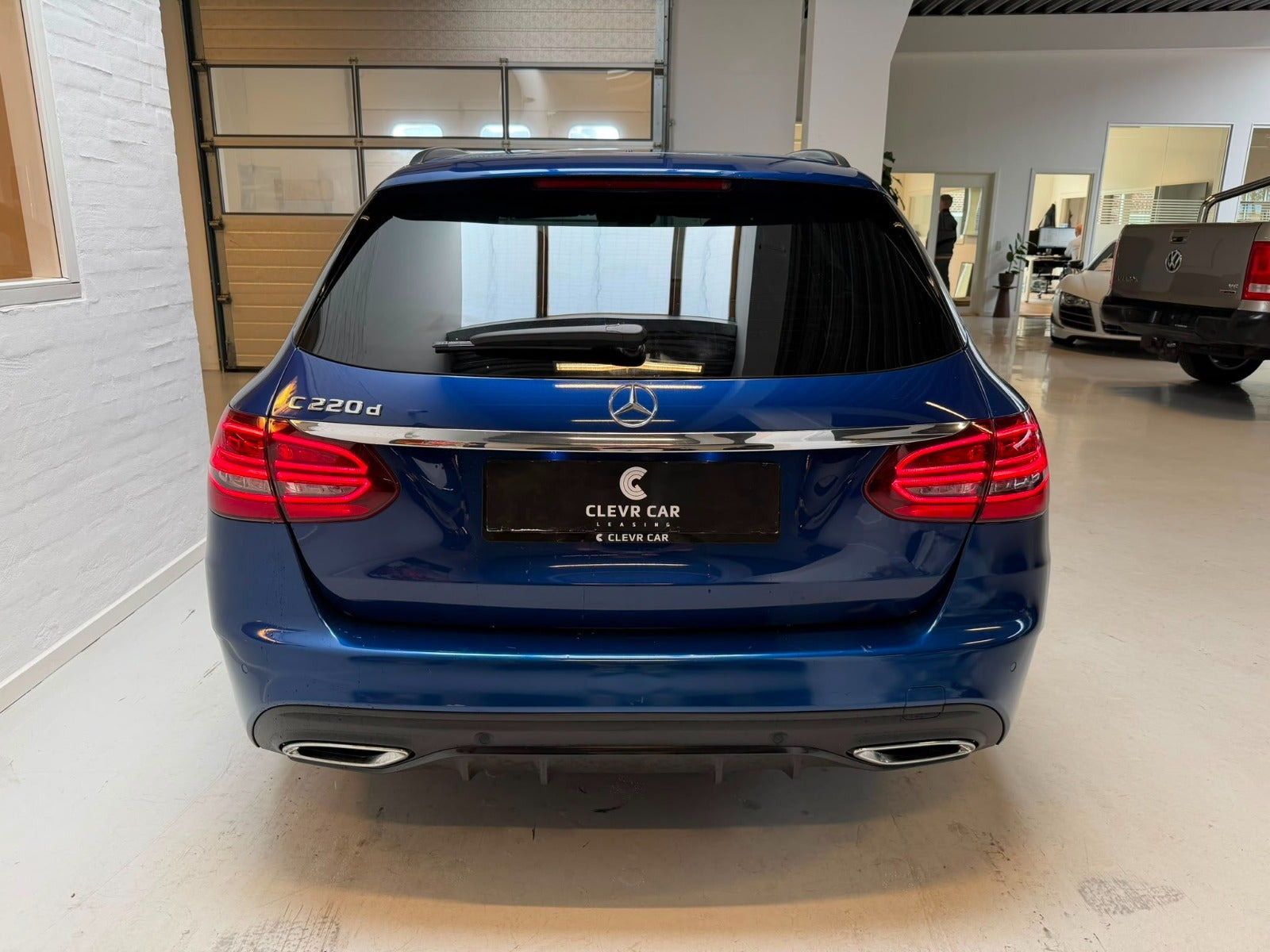 Blå Mercedes C220 d fra 2021