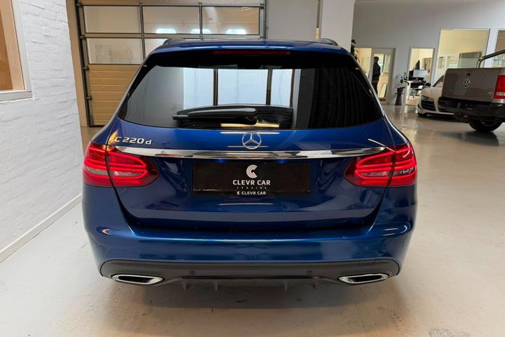 Blå Mercedes C220 d fra 2021