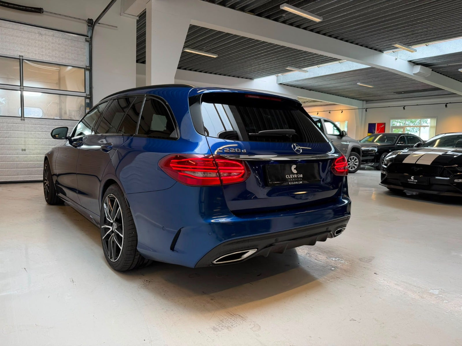 Blå Mercedes C220 d fra 2021