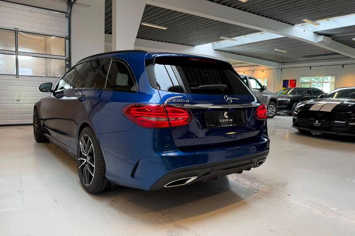 Blå Mercedes C220 d fra 2021