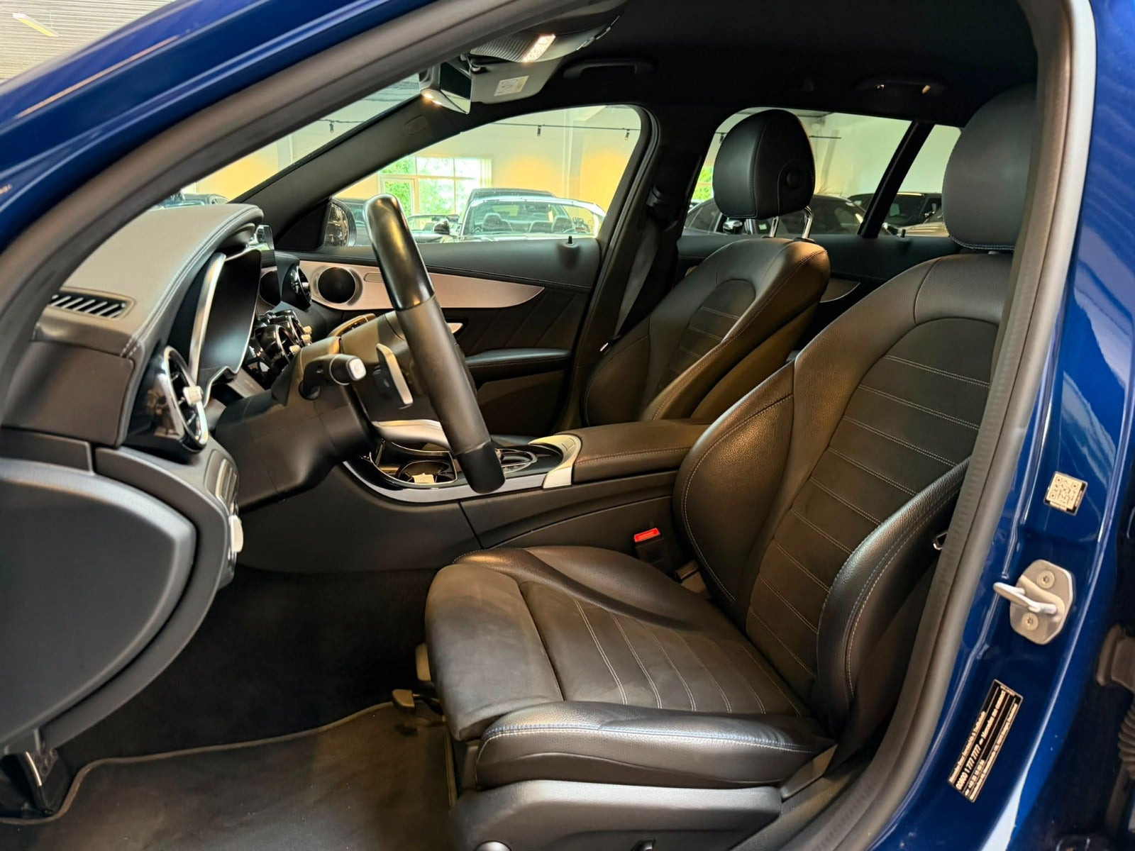 Blå Mercedes C220 d fra 2021