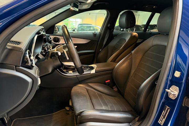 Blå Mercedes C220 d fra 2021
