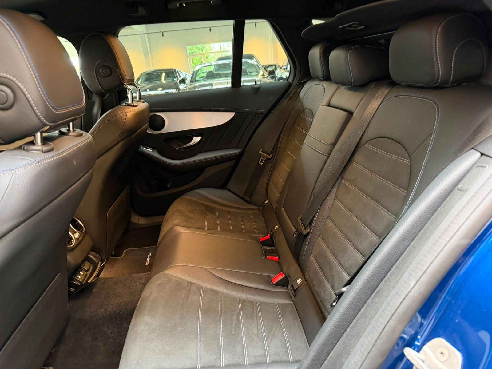 Blå Mercedes C220 d fra 2021
