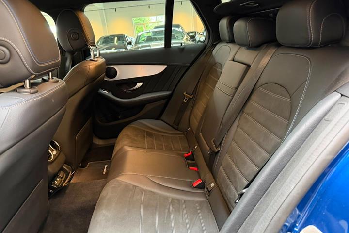Blå Mercedes C220 d fra 2021