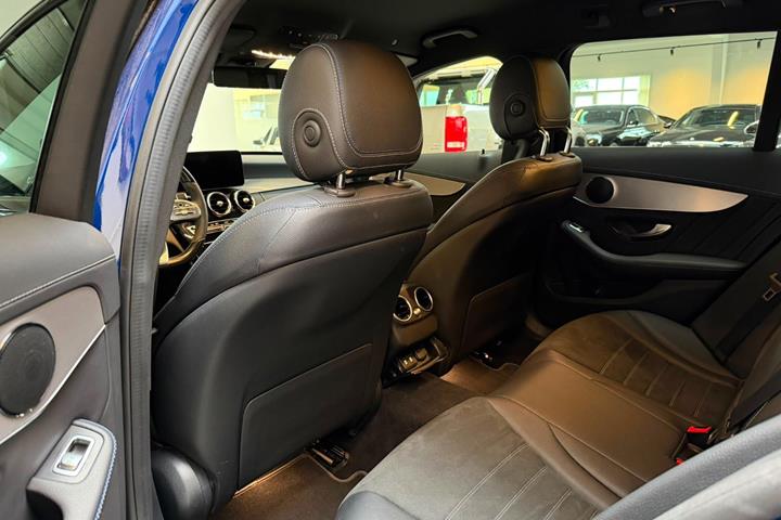 Blå Mercedes C220 d fra 2021