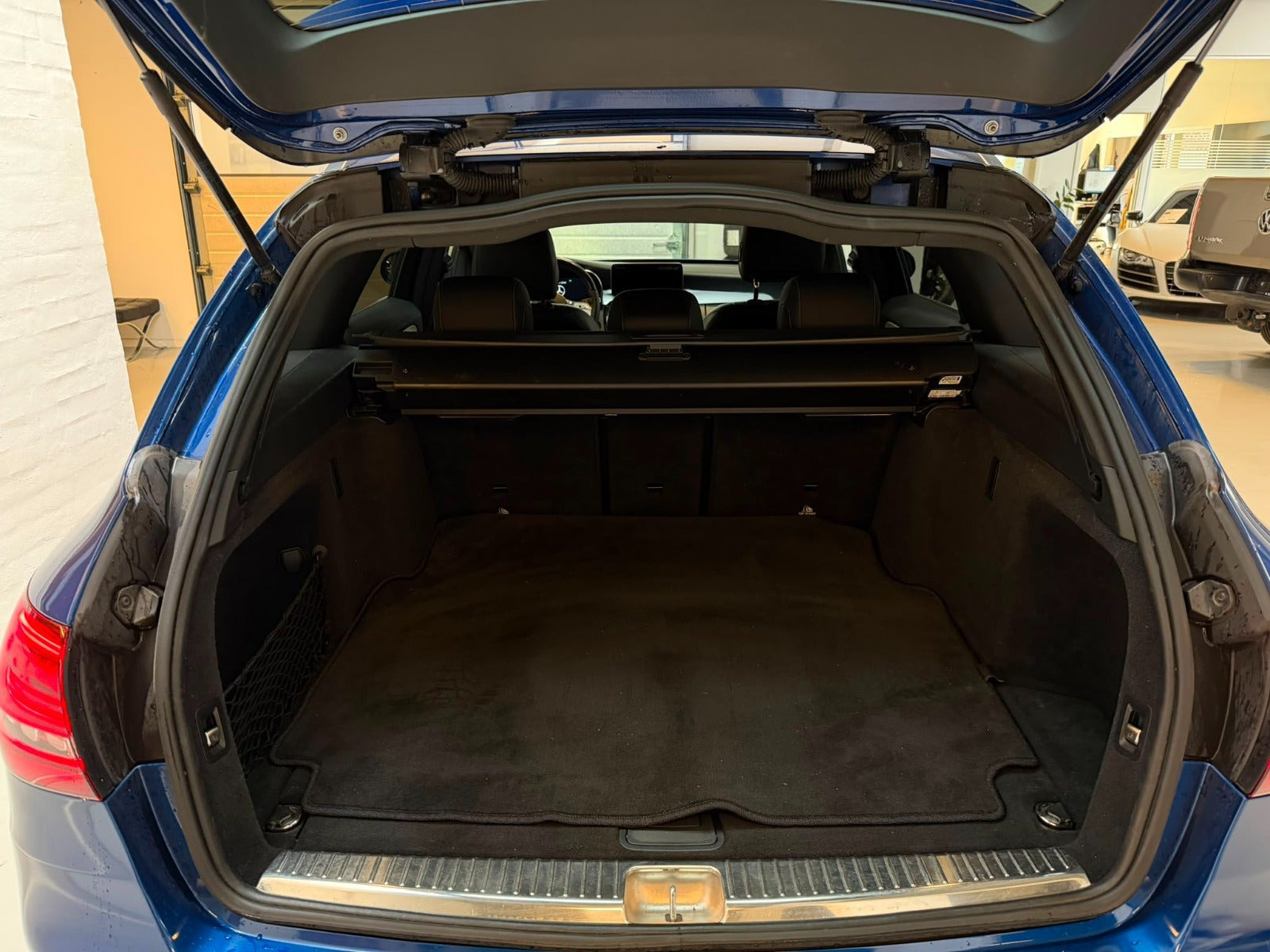 Blå Mercedes C220 d fra 2021