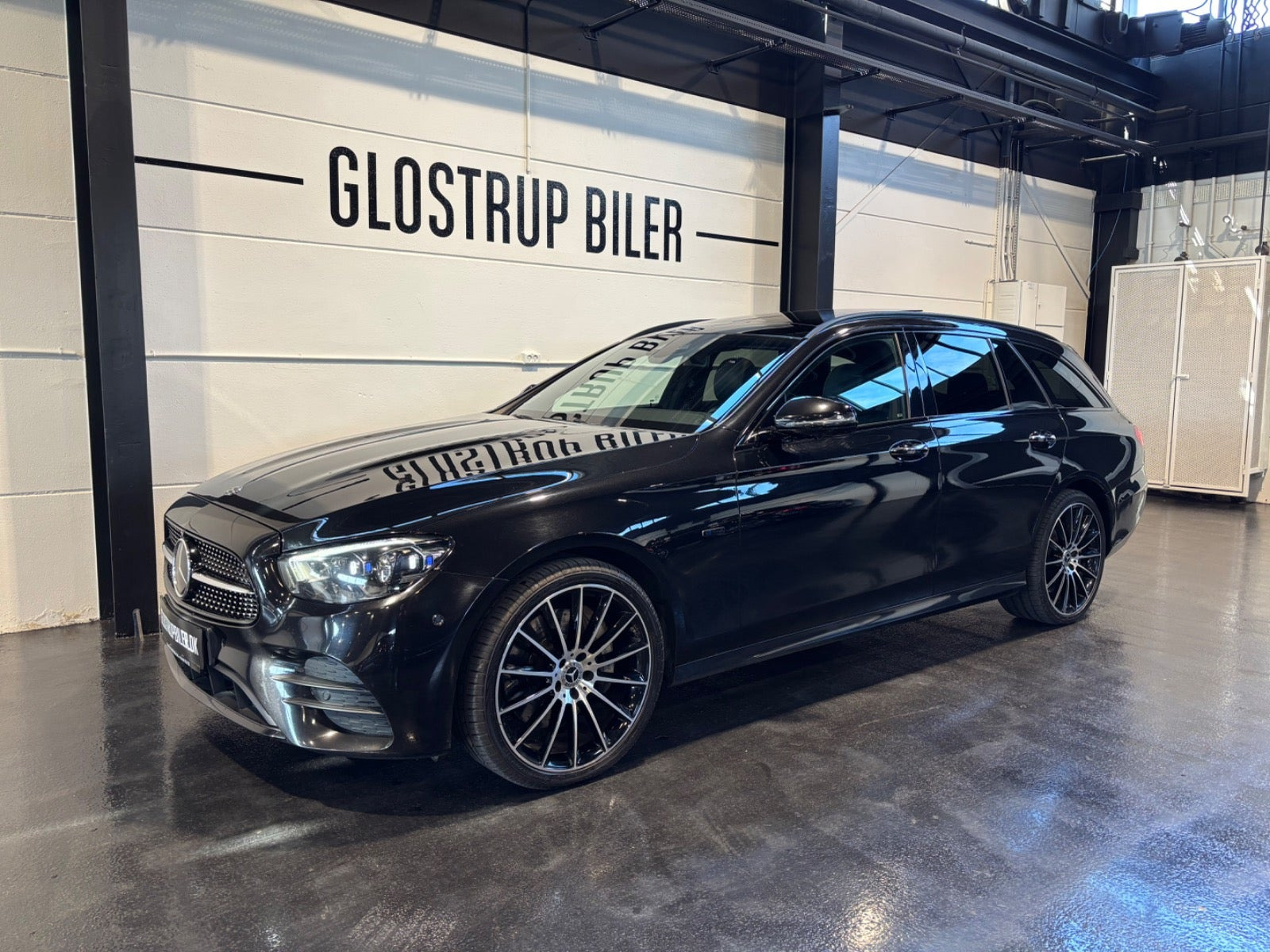 Sort Mercedes E300 de fra 2021