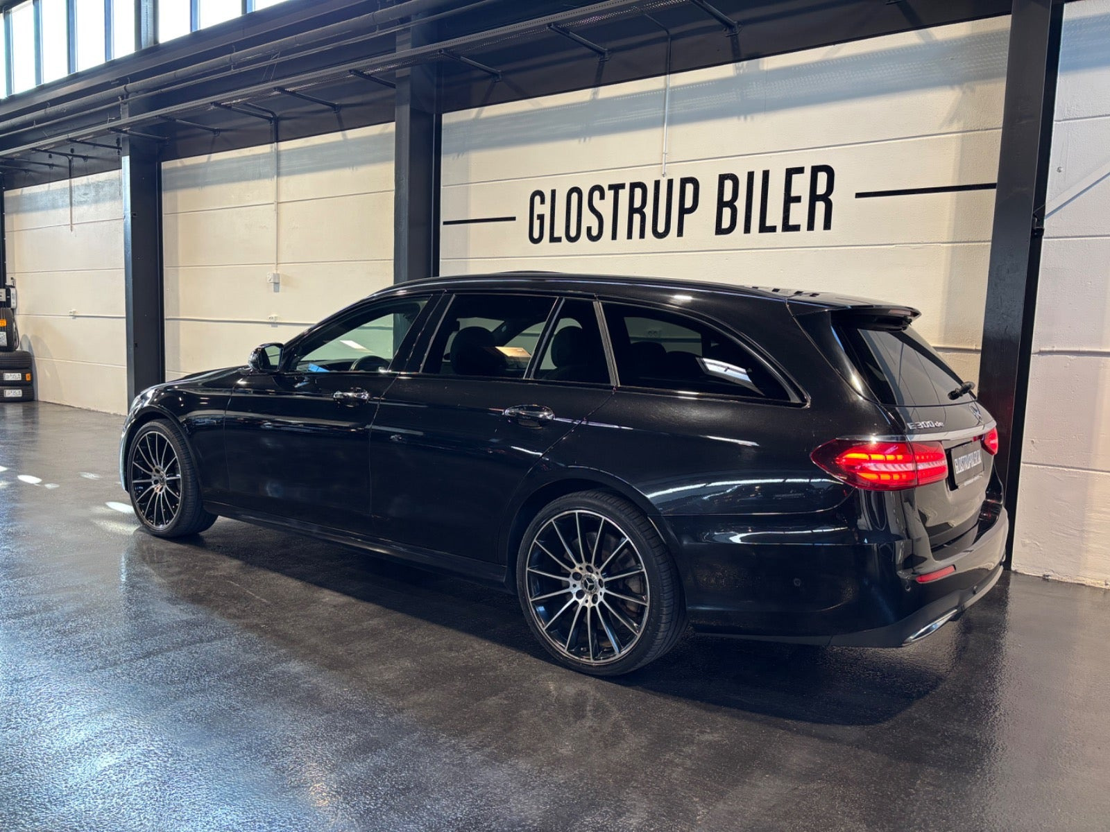 Sort Mercedes E300 de fra 2021
