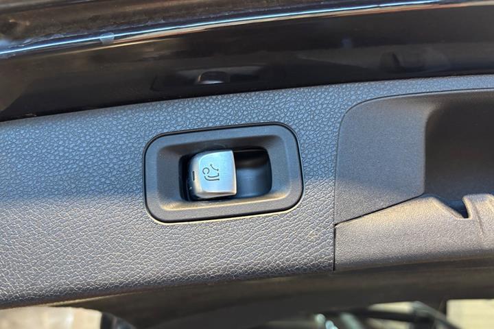 Sort Mercedes E300 de fra 2021