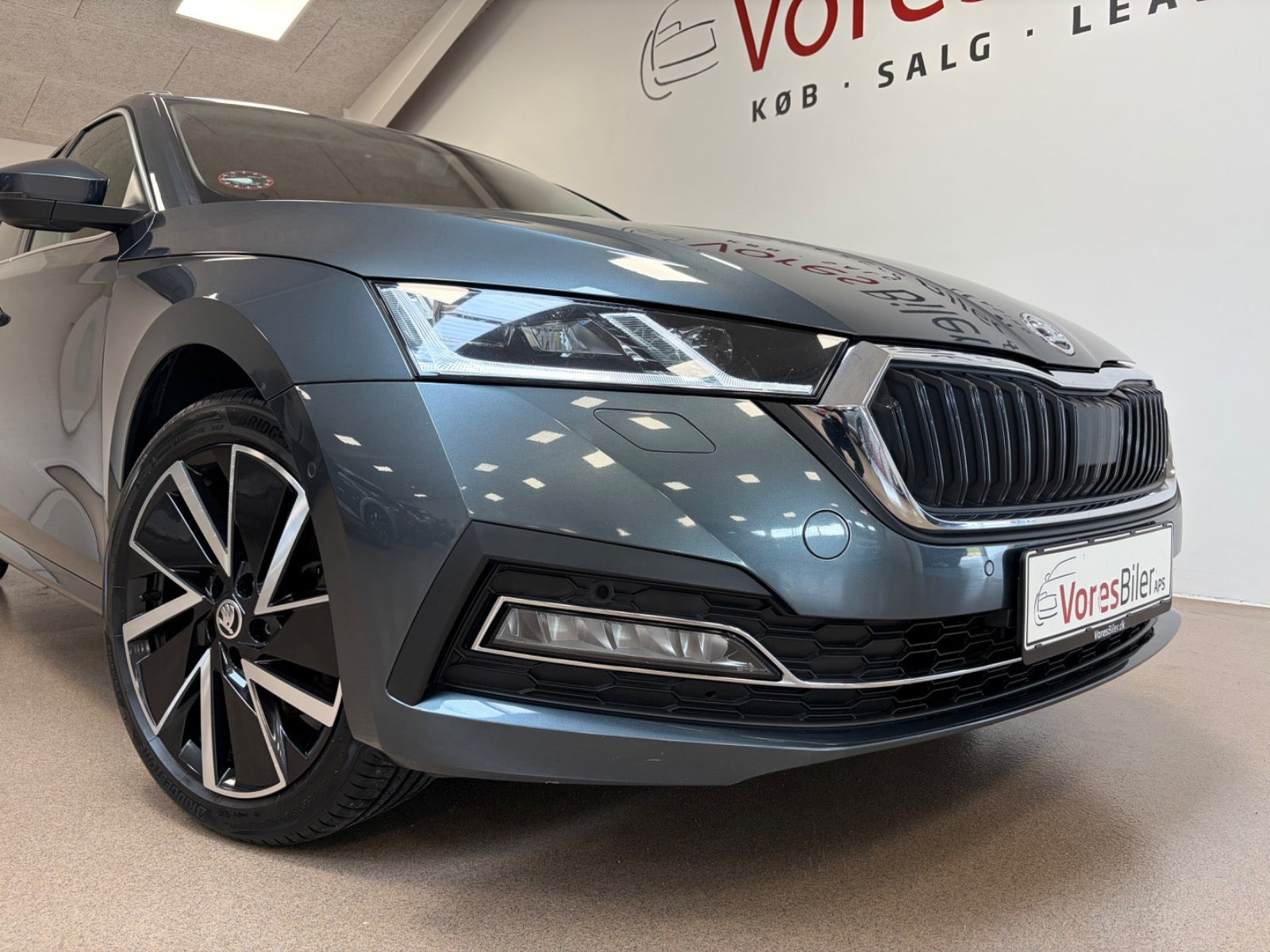 Grå Skoda Octavia fra 2020