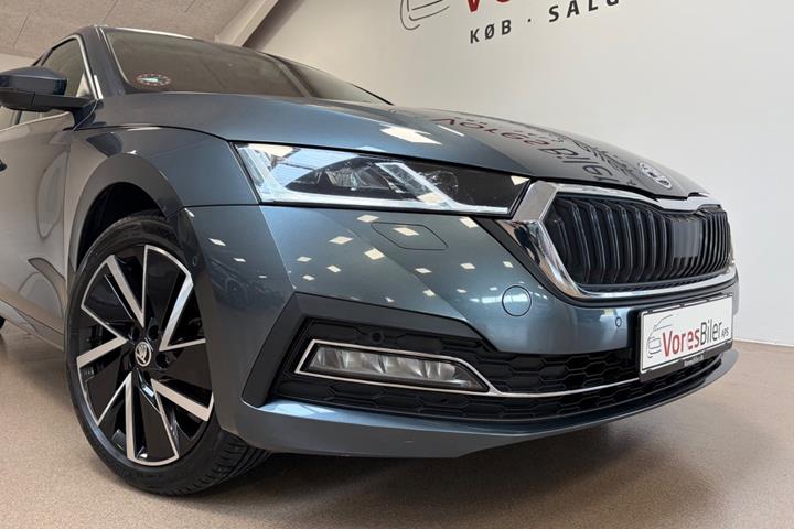 Grå Skoda Octavia fra 2020