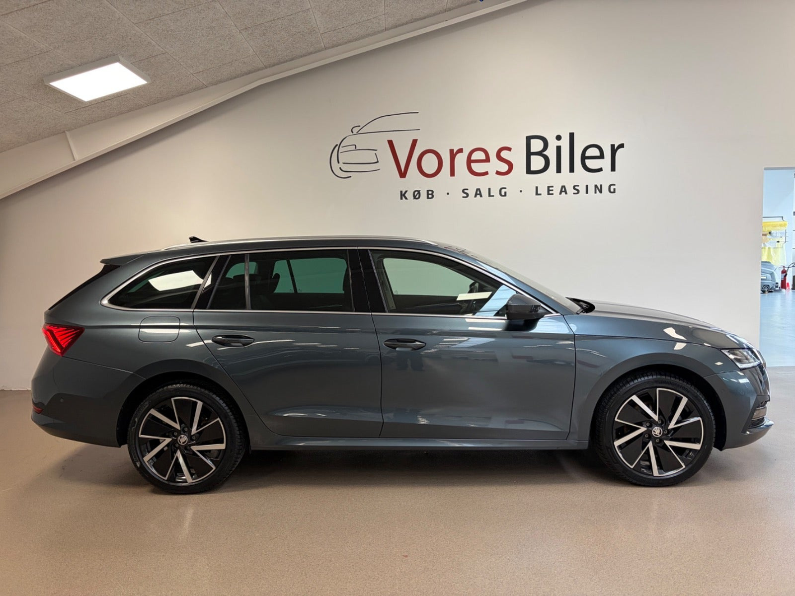 Grå Skoda Octavia fra 2020