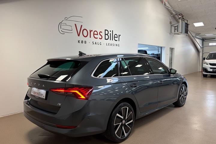 Grå Skoda Octavia fra 2020