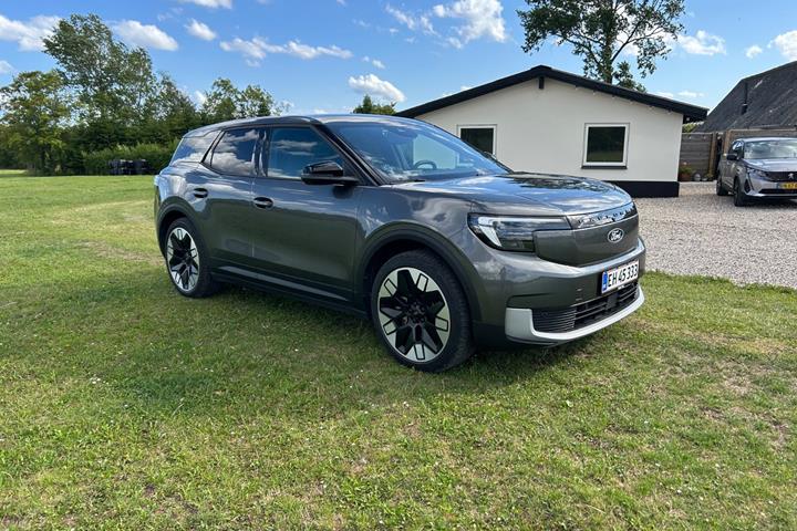 Grå Ford Explorer fra 2025