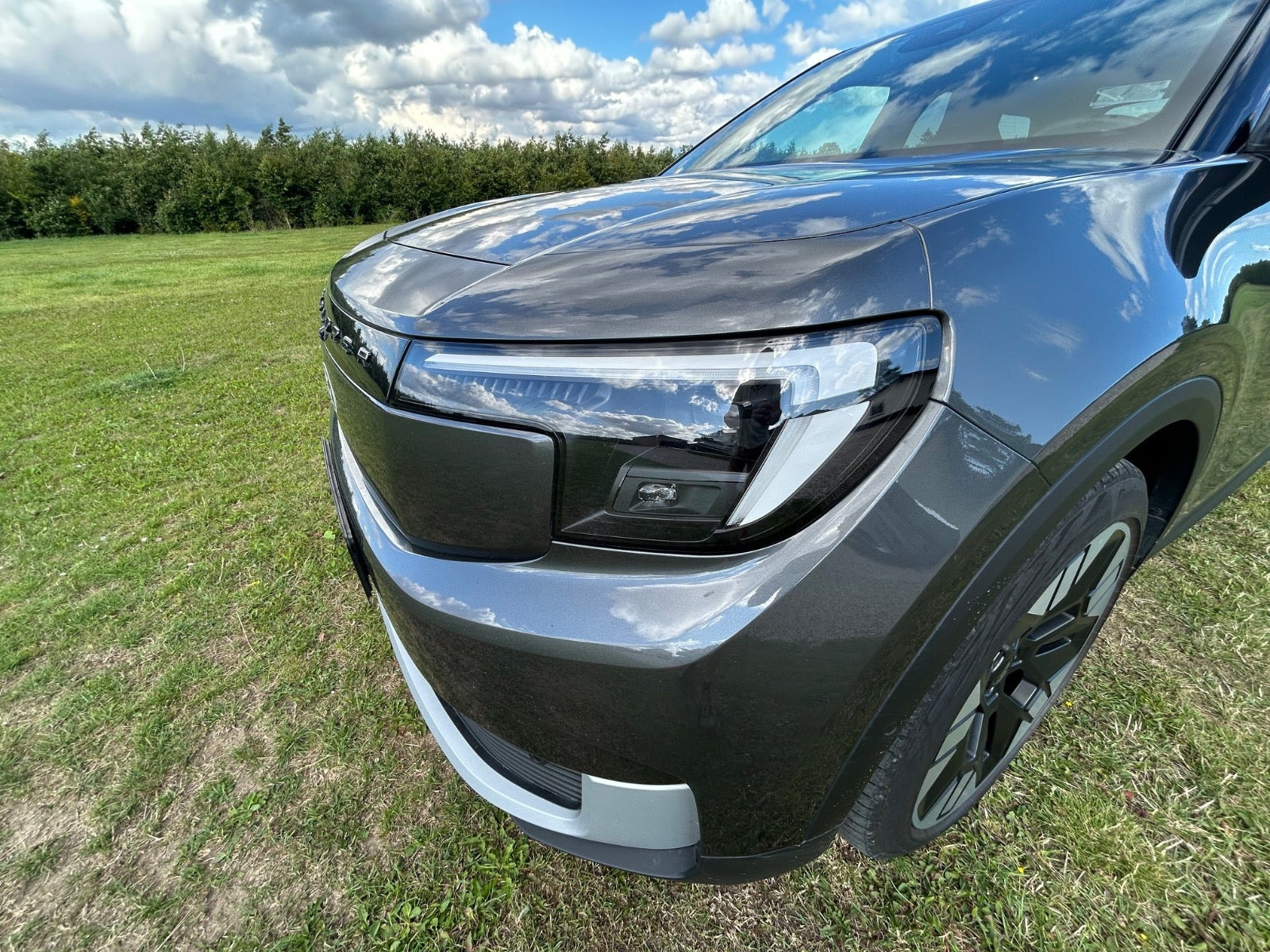 Grå Ford Explorer fra 2025