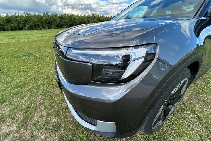 Grå Ford Explorer fra 2025