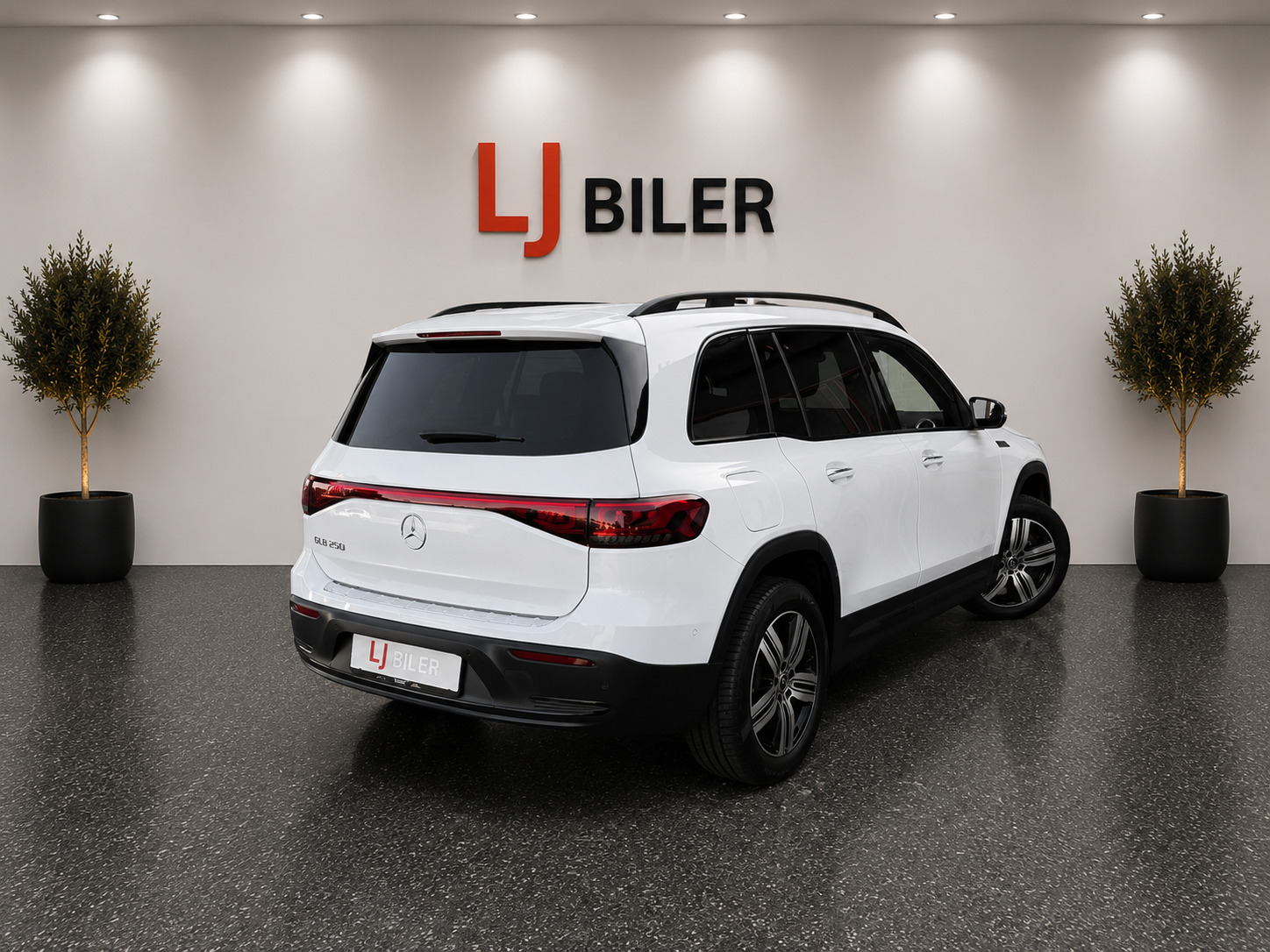 Hvid Mercedes EQB250 fra 2022