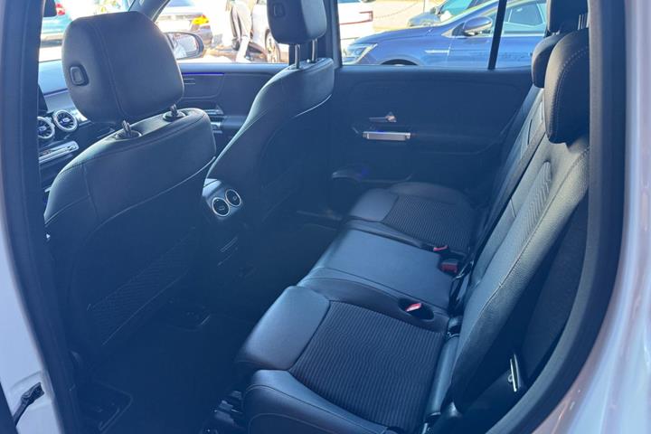 Hvid Mercedes EQB250 fra 2022