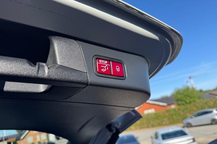 Hvid Mercedes EQB250 fra 2022