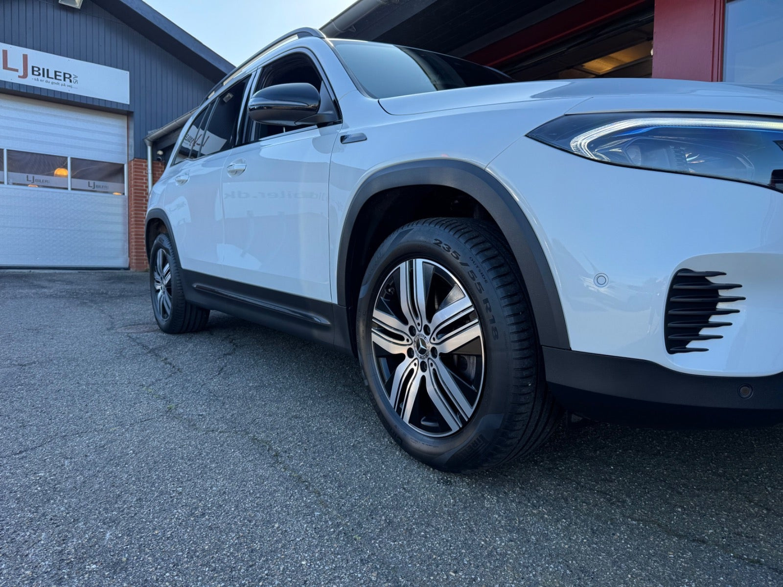 Hvid Mercedes EQB250 fra 2022