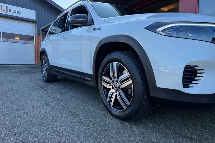 Hvid Mercedes EQB250 fra 2022