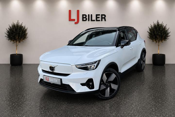 Hvid Volvo XC40 fra 2023 set udefra