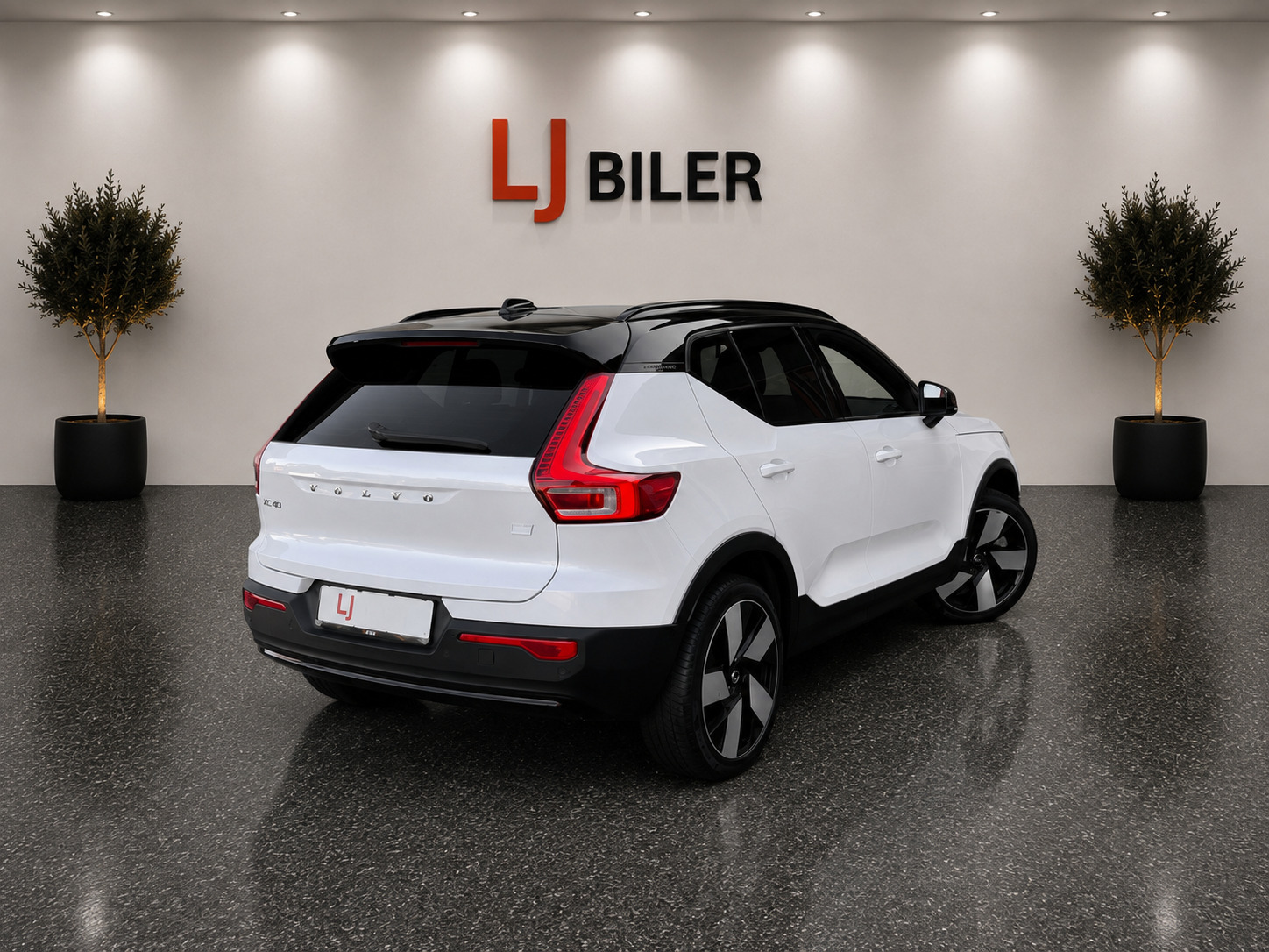 Hvid Volvo XC40 fra 2023