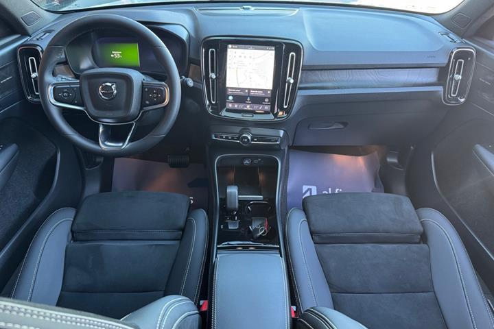 Hvid Volvo XC40 fra 2023