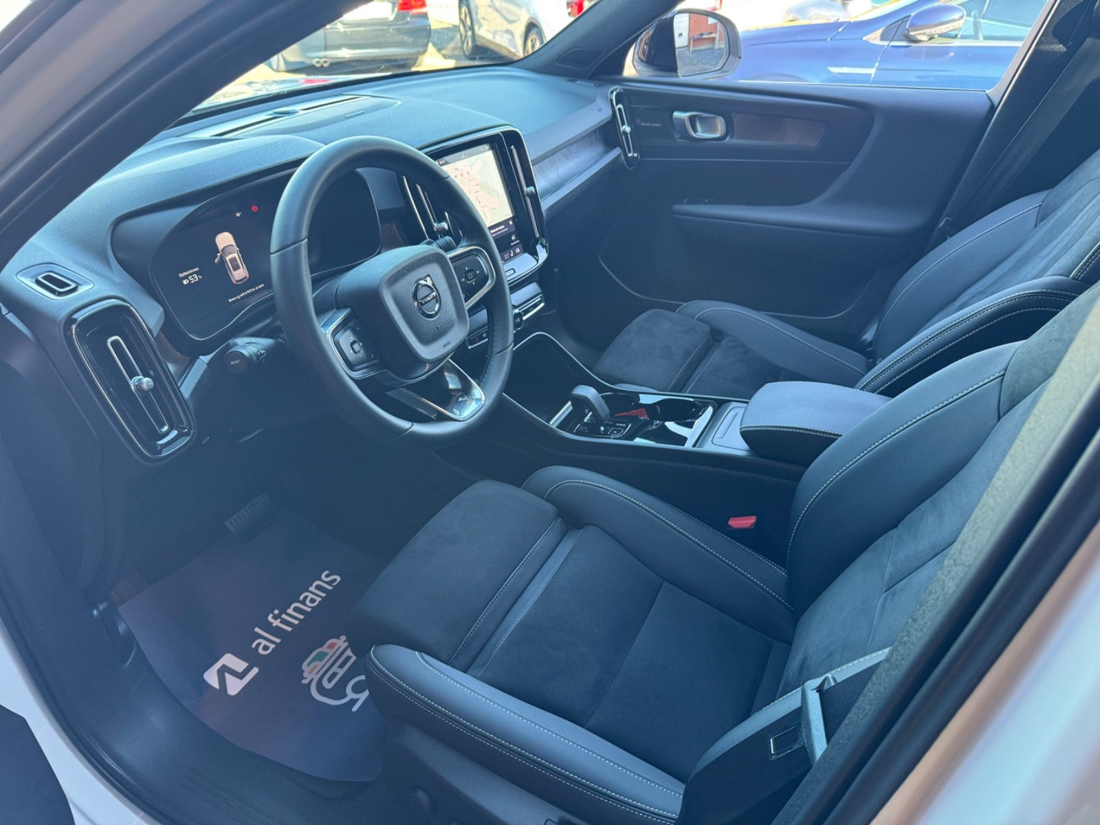 Hvid Volvo XC40 fra 2023