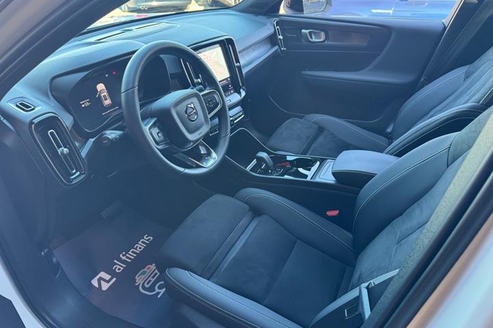Hvid Volvo XC40 fra 2023
