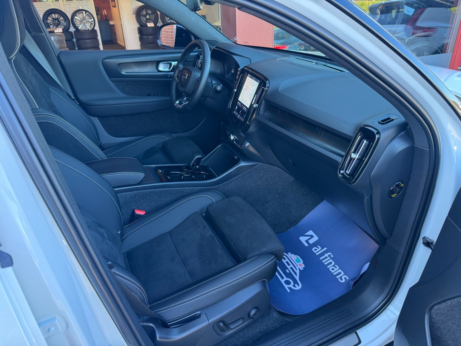 Hvid Volvo XC40 fra 2023